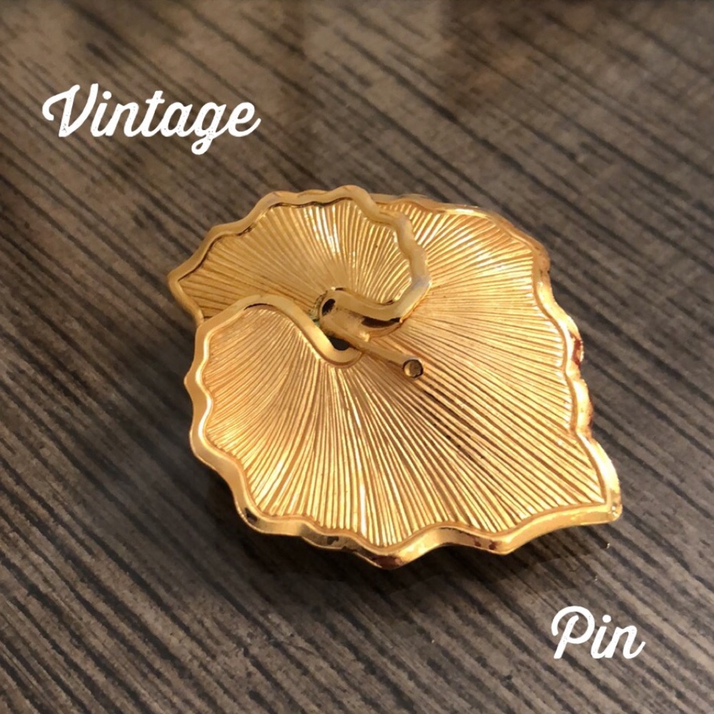 Vintage Interlocking Leaf Pin Goldtone - Gem